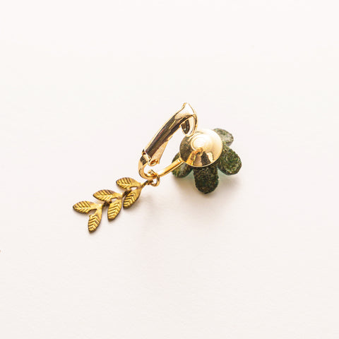 本革で作ったお花のイヤリング