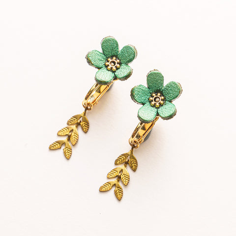 本革で作ったお花のイヤリング