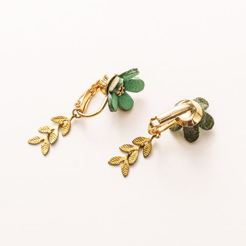 本革で作ったお花のイヤリング
