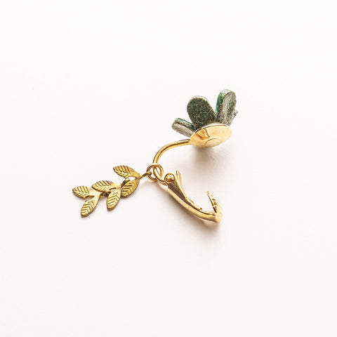 本革で作ったお花のイヤリング